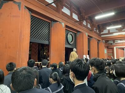 僧の方から法話をしていただきました。最後まで正座で聞いている生徒もいました。