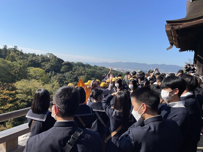 かの有名な清水の舞台でガイドさんの説明を聞いています