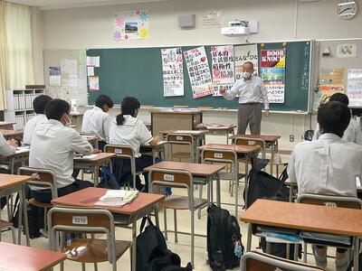 講師の先生の話を真剣に聞いています 講師の先生の話を真剣に聞いています