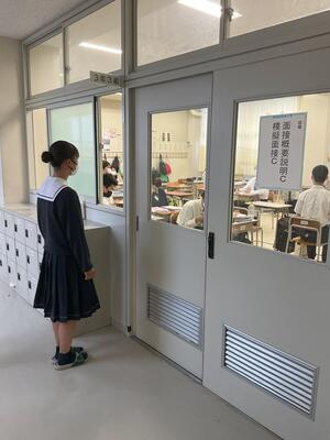 入室前の緊張感が伝わってきます 入室前の緊張感が伝わってきます